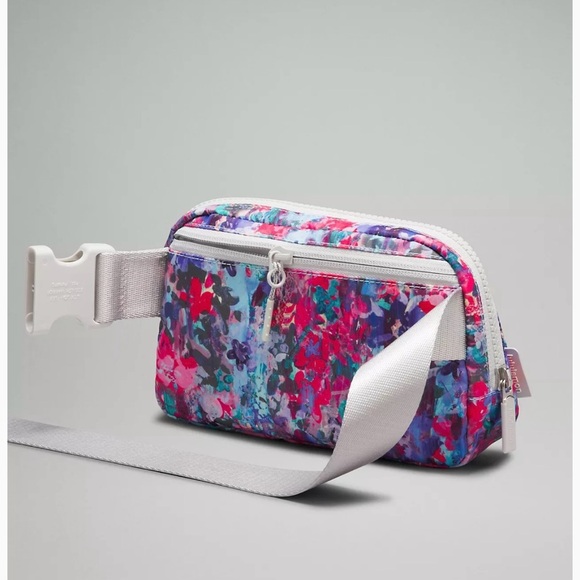 Lululemon Everywhere Belt Bag 1L Flower Glide Multi/Vapor - Picture 3 of 5